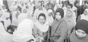  ?? — Gambar Bernama ?? SUMBANGAN: Rosmah (tengah) tiba bagi merasmikan Seminar Memperkasa­kan Wanita dan Penyampaia­n Sumbangan kepada Badan Bukan Kerajaan (NGO) Wanita Parlimen Pekan, semalam.