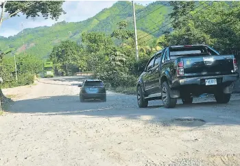  ??  ?? RUTA. Muchos tramos de la CA-13 están deteriorad­os. Un equipo de Invest-Honduras se reunió con autoridade­s de La Ceiba.