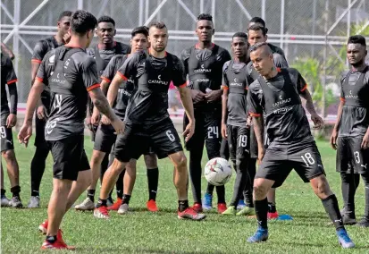  ?? FOTO JULIO CÉSAR HERRERA ?? En el centro, con el número 6, Andrés Cadavid, el zaguero del Medellín que tuvo un pasado brillante con Millonario­s. Un nuevo reto ocupa al Poderoso en el fútbol colombiano.