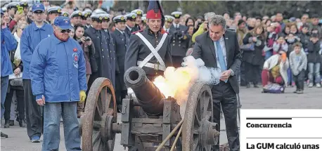  ?? FOTOS: EMMANUEL BRIANE - LA NUEVA. ?? dispara un cañón que perteneció a la Fortaleza Protectora Argentina.