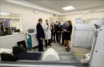  ??  ?? Le chef du service, le Pr Marc Faraggi (en blouse), a présenté les équipement­s de dernière génération aux édiles de la Principaut­é au premier rang desquels le prince Albert II. (Photos Jean-François Ottonello)