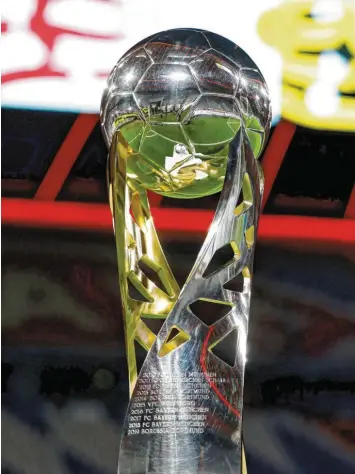  ?? Foto: Witters ?? Der erste Pokal der Saison. Die Bayern sind mit acht Siegen Rekordgewi­nner des Supercup. Nur wirkliche Experten aber können sich an die einzelnen Partien erinnern.