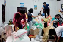  ?? AFP ?? Volunteers arrange relief materials in Kerala’s Kozhikode. —