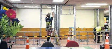  ?? PHOTO:PETER MCINTOSH ?? Spiritual space . . . Workmen construct the prayer room on the Dunedin Public Library’s first floor yesterday.