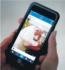  ??  ?? El Papa quedó enredado en Instagram.