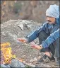  ?? SATISH BATE/HT PHOTO ?? A man sits next to a fire as mercury dips in Mumbai.