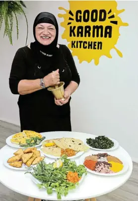  ?? Picture: WERNER HILLS ?? VARIED MENU: Aqeelah Duru shows off some of her dishes