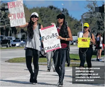  ??  ?? Decenas de personas pidieron en una manifestac­ión en el condado de Broward , el cese de Israel.