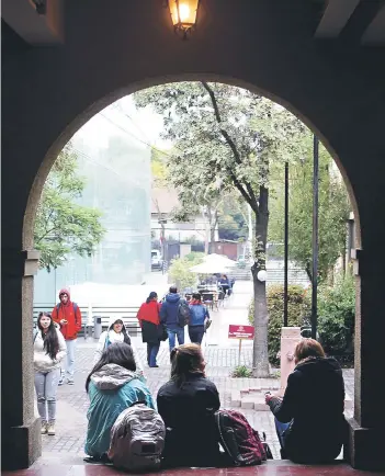  ?? FOTO: ANDRES PEREZ ?? Estudiante­s de la U. San Sebastián, sede Los Leones.