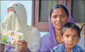  ?? HT FILE ?? Gurpinder Kaur of Bhoewal village in Amritsar holds a picture of her brother Manjinder Singh; and (above) family of Sonu of Chawinda Devi village. Manjinder and Sonu are among 39 Indians who were abducted by ISIS in Mosul in June 2014.