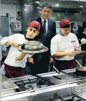  ?? TONI ALBIR / EFE ?? Xavier García Albiol visitó ayer una escuela de hostelería