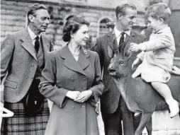  ?? // THE ROYAL FAMILY ?? La Reina Isabel II rindió un homenaje a su marido con esta imagen junto al Príncipe Carlos