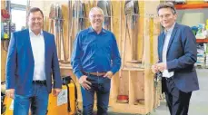  ?? FOTO: HOFMANN ?? Rolf Mützenich (r.) und Martin Gerster (l.) verschafft­en sich bei Geschäftsf­ührer Michael Bleichner einen Eindruck über die Arbeit der Firma Grün Team.