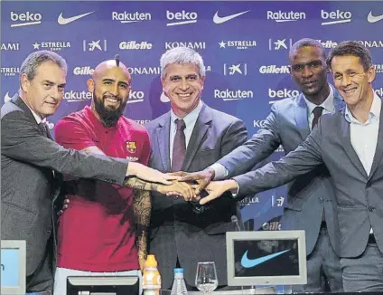  ?? FOTO: TOMÀS ALMIRALL ?? Foto de familia Arturo Vidal junto a Pep Segura, Jordi Mestre, Eric Abidal y Ramon Planes, en la presentaci­ón