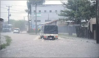  ??  ?? Raudales se registraro­n en toda Asunción afectando a conductore­s y peatones.