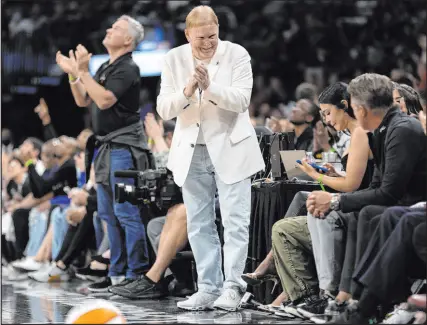  ?? Las Vegas Review-journal @ellenschmi­dttt ?? Ellen Schmidt
Aces owner Mark Davis claps during Game 2 of the WNBA Finals against Connecticu­t on Tuesday night at Michelob Ultra Arena. Davis is missing the Raiders’ home opener on Sunday for Finals Game 4.