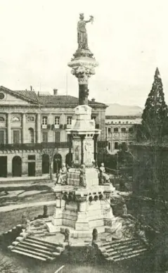  ?? Foto: ‘La Avalancha’, 1904. Ilustració­n: Martin Altzueta ?? El monumento a los Fueros al poco de inaugurars­e. En lo alto, la estatua de Rosa Oteiza. Debajo, reconstruc­ción del rostro de Rosa Oteiza, a partir de los rasgos de la escultura.