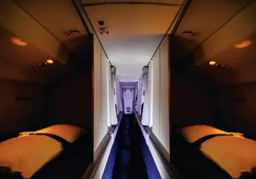  ??  ?? Snooze factor Cabin crew rest in shifts, decamping to hidden away bunks like these on the Boeing 777-300ER小睡片刻波­音777-300ER客機內設的­隱蔽床鋪是機艙服務員­輪流休息的地方