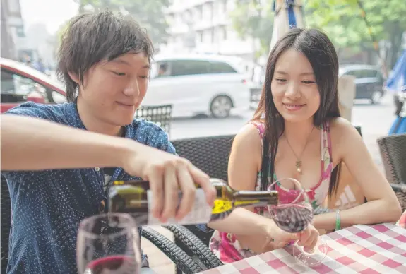  ?? ?? Liang Haochen and Qiu JiaYing enjoy a bottle of Penfolds in Beijing.