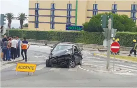  ??  ?? Carro destruído na sequência do acidente ficou abandonado no local