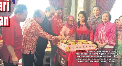  ??  ?? ISTIMEWA: Juma’ani bersama Abang Johari, Douglas Uggah dan Ling (tiga kiri) memotong kek sempena kunjungan ke rumah terbuka kediaman ahli perniagaan Tan Sri Ling Chong Ho di Jalan Luak Bay di Tanjong Lobang.