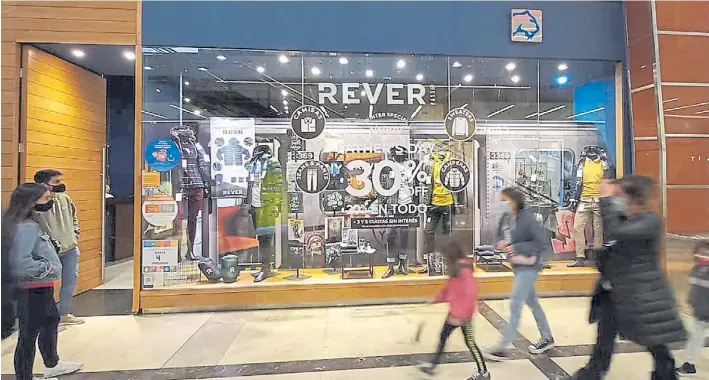  ?? MARCELO CARROLL ?? El invierno se siente en las ventas. Los comercios reabrieron sus puertas en los centros comerciale­s, pero la actividad no logra superar los registros de 2019 y 2020.