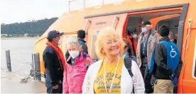  ?? Photo / Peter de Graaf ?? The first cruise ship passengers to arrive since the Covid pandemic step ashore in the Bay of Islands in October.