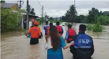  ?? ?? HUJAN lebat berterusan menyebabka­n Manjung dan Kinta dinaiki air.
