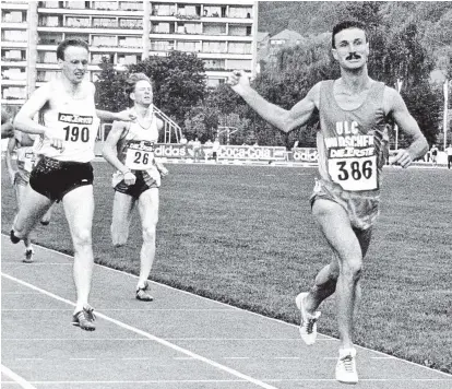  ??  ?? Peter Svaricek (rechts) gewann über 800 Meter österreich­ische Meistertit­el in Serie. Einem Uraltrekor­d von Rudolf Klaban lief er, wie viele andere auch, vergeblich hinterher.