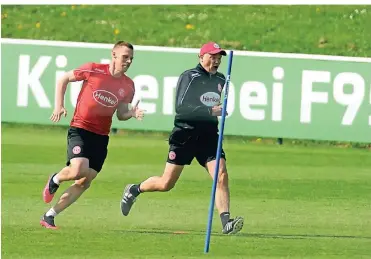  ?? FOTO: FALK JANNING ?? Trainer Uwe Rösler bei der Arbeit mit Rouwen Hennings.