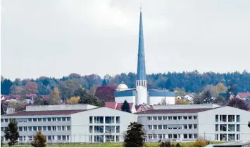  ?? Foto: Marcus Merk ?? Schadstoff­frei und energieeff­izient: So präsentier­t sich das Schmuttert­al Gymnasium in Diedorf. Das Gebäude im Landkreis Augs burg ist ein gutes Beispiel für nachhaltig­es Bauen in unserer Region.