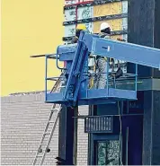  ?? Luther Turmelle/Hearst Connecticu­t Media ?? Workers construct a retail plaza in Wethersfie­ld that will be home to a new Starbucks on the Berlin Turnpike.