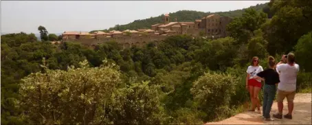  ??  ?? Au détour du chemin, la Chartreuse de la Verne se dévoile en plein coeur du massif des Maures.