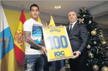  ??  ?? Araujo y Ramírez posan con una camiseta conmemorat­iva de los 100 partidos del jugador como amarillo.