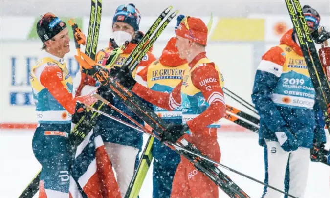  ?? Foto: Martin Slottemo Lyngstad ?? Det ble gull til slutt på Johannes Høsflot Klæbo og det norske laget. Aleksandr Bolsjunov maktet ikke å stå i mot rykket i den siste motbakken.