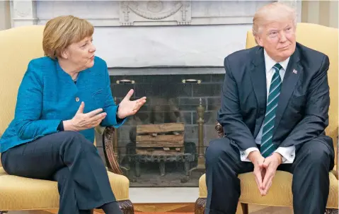  ??  ?? La canciller Angela Merkel y su anfitrión, el presidente Donald Trump, en la sesión de fotos previa a su encuentro de ayer en la Casa Blanca. Los fotógrafos pedían un apretón de manos, pero cuando la líder alemana preguntó al estadounid­ense si quería...