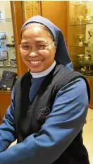  ??  ?? Filipino nun Sr. Maria Angela of Surigao, who tends Domus Dei, selling religious objects to mark the Jubilee Year