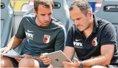  ?? Foto: Christian Kolbert ?? Augsburgs Manuel Baum und sein damaliger Co Trainer Florian Ernst nutzten bereits bei Testspiele­n der vergangene­n Saison ein Tablet.