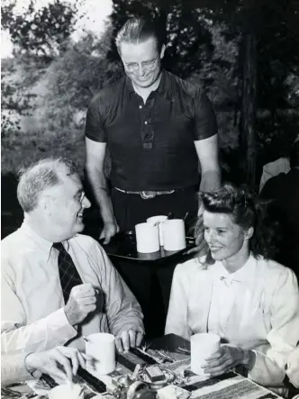  ??  ?? Soutien. Le président Roosevelt avec l’actrice Katharine Hepburn en 1940, à New York.