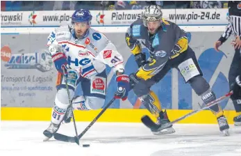  ?? FOTO: PETER KOLB ?? Adam Lapsansky (links) und die Ravensburg Towerstars kassierten bei den Bayreuth Tigers (Jan Pavlu) eine bittere 3:6-Niederlage.