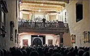  ??  ?? Choristers treat guests to carols at Mission San Diego de Alcala. The tradition marks its 40th anniversar­y this year.