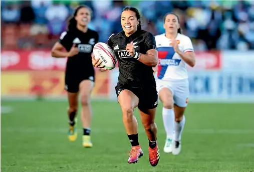  ?? GETTY IMAGES ?? Black Fern Stacey Waaka makes a break during her three-try performanc­e in the fast four final against France.