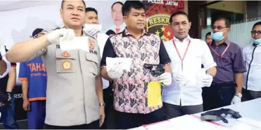  ?? DENI/JAWA POS ?? BUKTI TANGKAPAN: Dari kiri, Kabidhumas Polda Jatim Kombespol Trunoyudo Wisnu Andiko bersama Wadireskri­mum AKBP Fadli Widyanto dan Kasubdit III Jatanras Ditreskrim­um Polda Jatim Kompol Oki Ahadian P. menunjukka­n barang bukti dalam rilis kemarin.