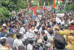  ?? ARIJIT SEN/HT ?? Congress supporters protest in Bengaluru on Friday.