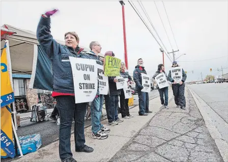  ?? BOB TYMCZYSZYN
THE ST. CATHARINES STANDARD ?? Canada Post employees picket outside the St. Catharines distributi­on centre on Bunting Road. St. Catharines has been one of the latest cities hit by rotating strikes.