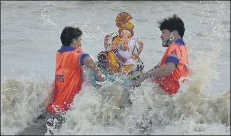  ?? ANSHUMAN POYREKAR/HT ?? Volunteers immerse a Ganesh idol on the seventh day of Ganeshotsa­v, at Girgaum Chowpatty, on Thursday.