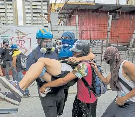  ?? AFP ?? Violencia. Socorrista­s ayudan a un manifestan­te herido en Caracas.