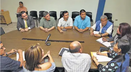  ??  ?? Diálogo. Transporti­stas que presentaro­n demanda por el SITRAMSS pidieron a PDDH que medie en mesa de diálogo con Gobierno.