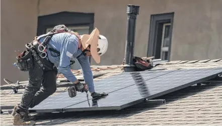  ?? AP ?? La energia limpia genera oportunida­des laborales para los latinos en Estados Unidos.