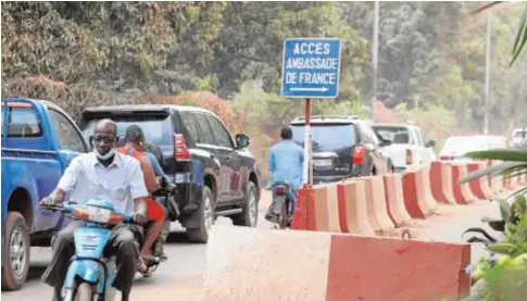  ?? // EFE ?? Tráfico en los alrededore­s de la Embajada de Francia en Bamako